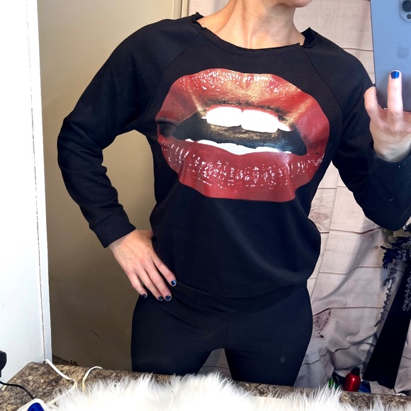 🔥2/$10 |•579•| Long Sleeve Sweatshirt w/ Lips - Picture 1 of 9